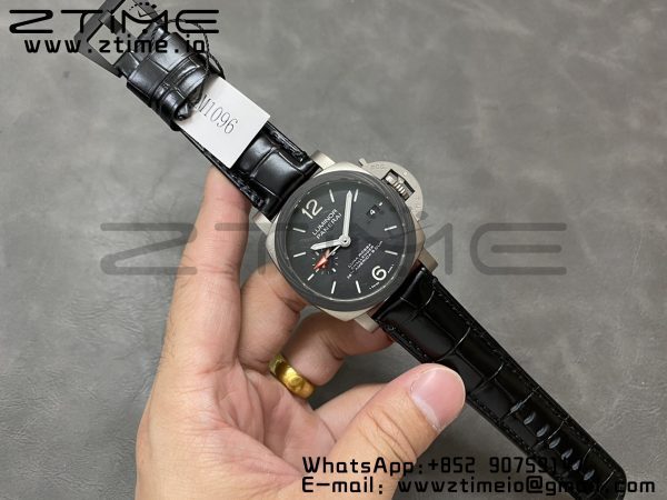 Panerai PAM01096 PAM1096 W Luminor GMT 42mm Titanium VSF 1:1 Best Edition Cadran noir sur bracelet cuir noir P.9011 Super Clone - Super Clone Watch | 1:1 Best Version
