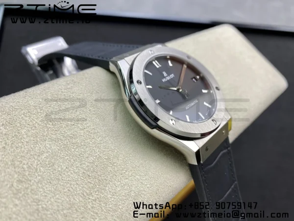 HUBLOT Classic Fusion 42mm 542.NX.1171.RX チタニウム WWF 1:1 ベストエディション ブラックダイアル ブラックグミストラップ A2892 - スーパークローンウォッチ｜1:1 ベストバージョン