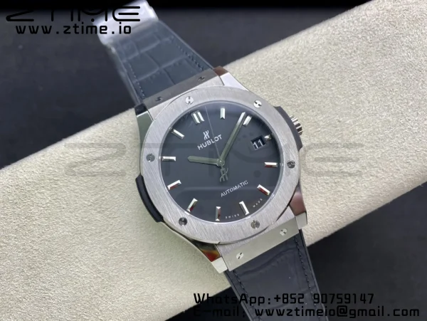 HUBLOT Classic Fusion 42mm 542.NX.1171.RX チタニウム WWF 1:1 ベストエディション ブラックダイアル ブラックグミストラップ A2892 - スーパークローンウォッチ｜1:1 ベストバージョン