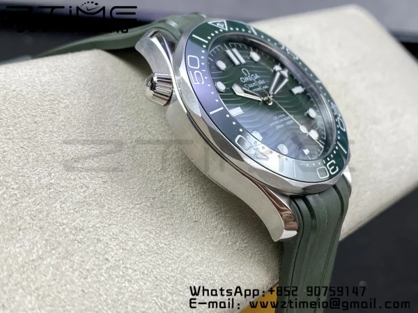 OMEGA Seamaster Diver 300M VSF 1:1 Best Edition Πράσινο κεραμικό πράσινο καντράν σε μπλε λουράκι από καουτσούκ A8800 V2 - Super Clone Watch | 1:1 Best Version