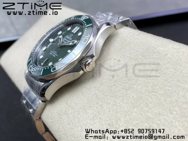 OMEGA OMEGA Seamaster Diver 300M VSF 1:1 Best Edition Green Ceramic Green Dial on SS Bracelet A8800 V2 - Super Clone Watch | 1:1 Best Version