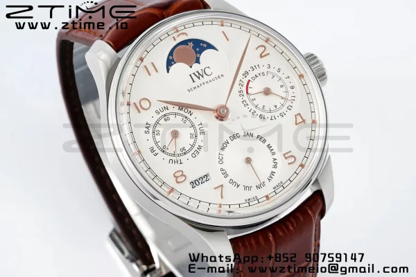 IWC ポルトギーゼ・パーペチュアル・カレンダー IW503307 SS APSF 1:1 ベスト・エディション ホワイトダイアル ブラウンレザーストラップ A52610 クローン - スーパークローン時計｜1:1 ベスト・バージョン