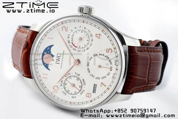 IWC ポルトギーゼ・パーペチュアル・カレンダー IW503307 SS APSF 1:1 ベスト・エディション ホワイトダイアル ブラウンレザーストラップ A52610 クローン - スーパークローン時計｜1:1 ベスト・バージョン