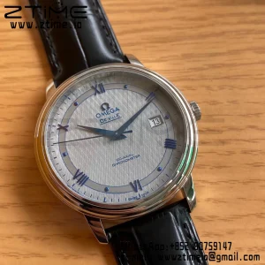 OMEGA De Ville Prestige 39.5mm SS A+F 1:1 Best Edition Λευκό καντράν με μπλε δείκτες σε μαύρο δερμάτινο λουράκι A2500 - Super Clone Watch | 1:1 Best Version