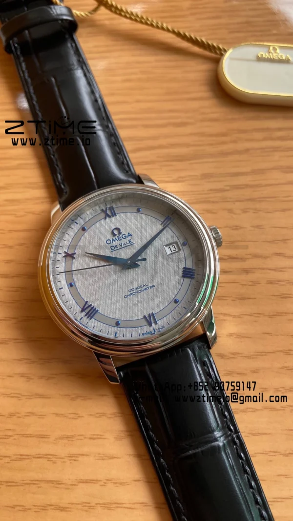 OMEGA De Ville Prestige 39.5mm SS A+F 1:1 Best Edition Λευκό καντράν με μπλε δείκτες σε μαύρο δερμάτινο λουράκι A2500 - Super Clone Watch | 1:1 Best Version