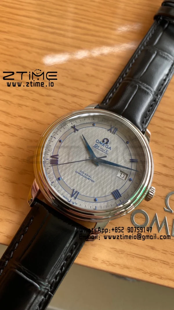 OMEGA De Ville Prestige 39.5mm SS A+F 1:1 Best Edition Λευκό καντράν με μπλε δείκτες σε μαύρο δερμάτινο λουράκι A2500 - Super Clone Watch | 1:1 Best Version