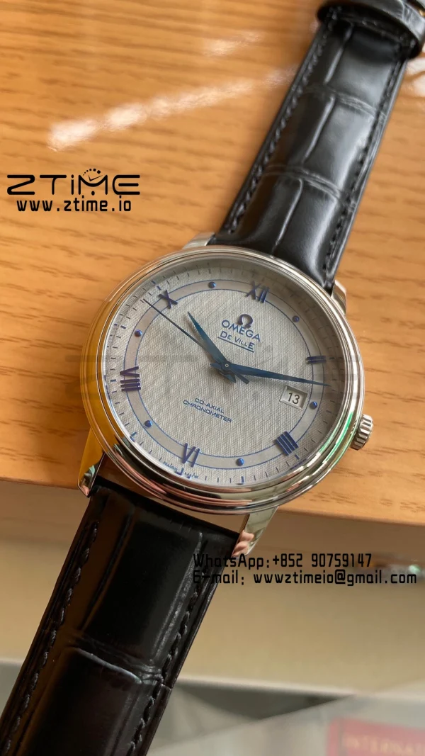 OMEGA De Ville Prestige 39.5mm SS A+F 1:1 Best Edition Λευκό καντράν με μπλε δείκτες σε μαύρο δερμάτινο λουράκι A2500 - Super Clone Watch | 1:1 Best Version