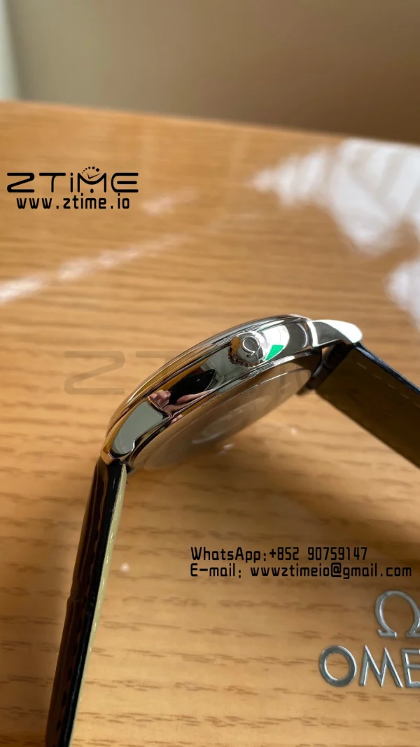 OMEGA De Ville Prestige 39.5mm SS A+F 1:1 Best Edition Λευκό καντράν με μπλε δείκτες σε μαύρο δερμάτινο λουράκι A2500 - Super Clone Watch | 1:1 Best Version