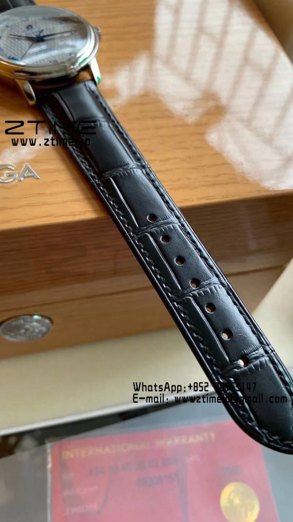 OMEGA De Ville Prestige 39.5mm SS A+F 1:1 Best Edition Λευκό καντράν με μπλε δείκτες σε μαύρο δερμάτινο λουράκι A2500 - Super Clone Watch | 1:1 Best Version