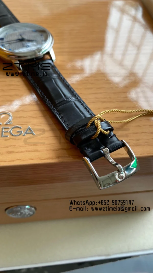 OMEGA De Ville Prestige 39.5mm SS A+F 1:1 Best Edition Λευκό καντράν με μπλε δείκτες σε μαύρο δερμάτινο λουράκι A2500 - Super Clone Watch | 1:1 Best Version