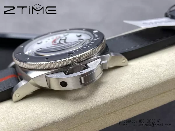 Panerai PAM1579 Submersible Luna Rossa 42mm VSF 1:1 Best Edition P900 - Super Clone Watch | 1:1 Best Version