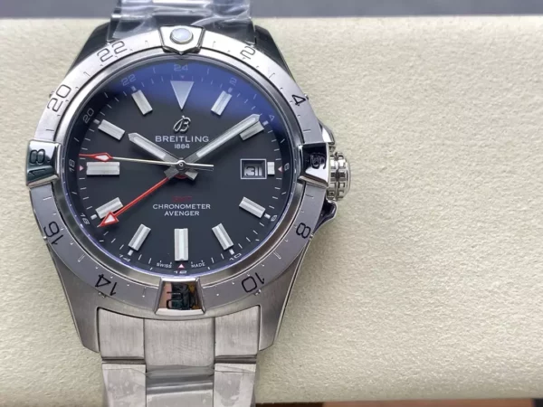Breitling Avenger Automatic GMT 44 BLS Factory 1:1 Best Edition Schwarzes Zifferblatt Rot Gmt SS Armband - Super Clone Watch | 1:1 Best Version