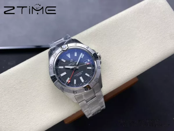 Breitling Avenger Automatic GMT 44 BLS Factory 1:1 Best Edition Schwarzes Zifferblatt Rot Gmt SS Armband - Super Clone Watch | 1:1 Best Version