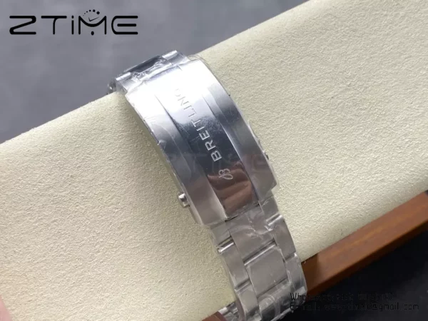 Breitling Avenger Automatic GMT 44 BLS Factory 1:1 Best Edition Schwarzes Zifferblatt Rot Gmt SS Armband - Super Clone Watch | 1:1 Best Version